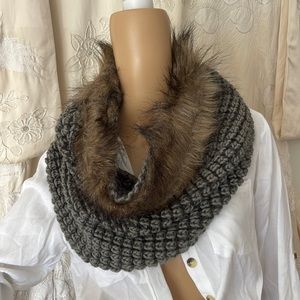 Knit and faux fur scarf 🥳 3 for $15!!